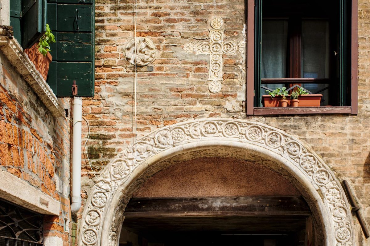 Byzantine cross and roundel in Corte Seconda del Milion, Canareggio 5858