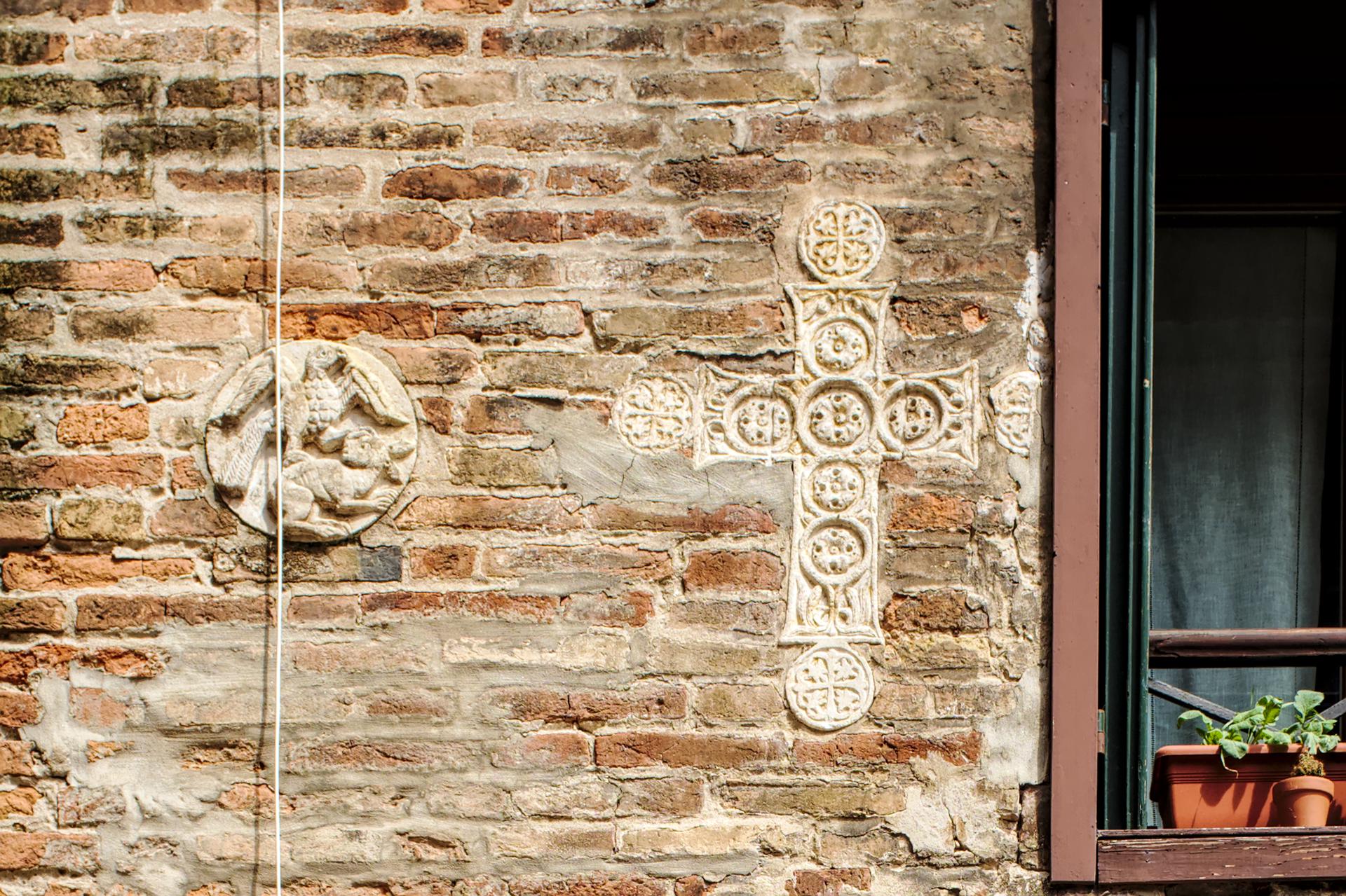 Byzantine cross and roundel in Corte Seconda del Milion, Canareggio 5858