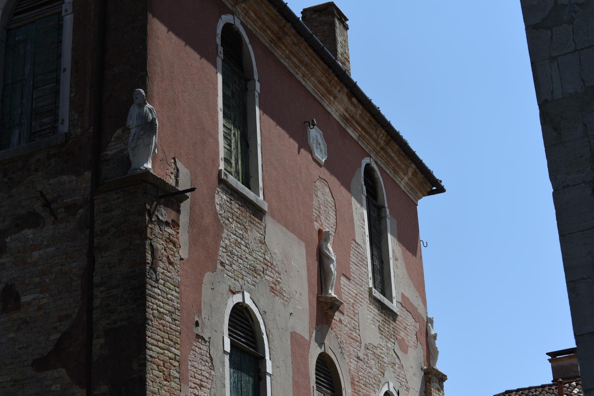 Three statues – Campo San Piero 69